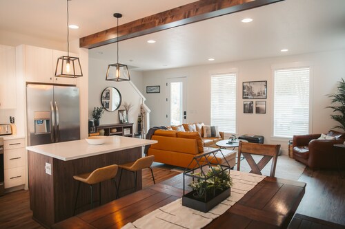 Cozy Modern Farmhouse, King bed, great yard, pets!