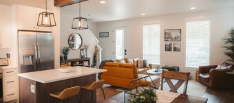 Cozy Modern Farmhouse, King bed, great yard, pets!