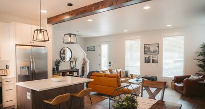 Cozy Modern Farmhouse, King bed, great yard, pets!