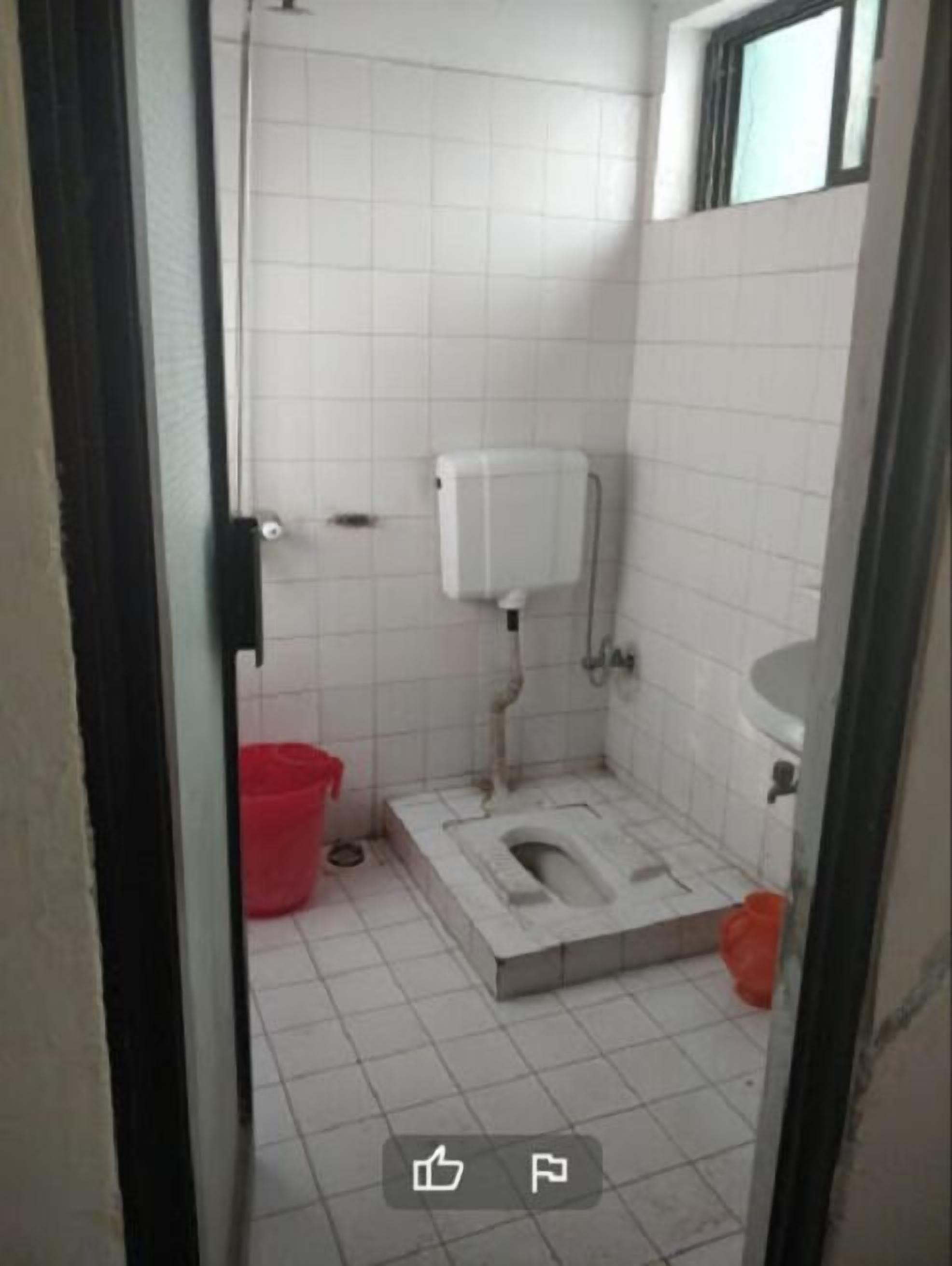 Douche, articles de toilette gratuits, chaussons, serviettes fournies