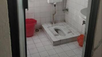 Douche, articles de toilette gratuits, chaussons, serviettes fournies