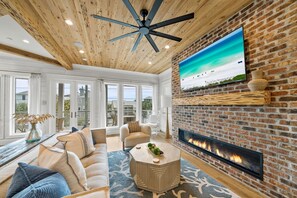 Téléviseur connecté, foyer, table de baby-foot