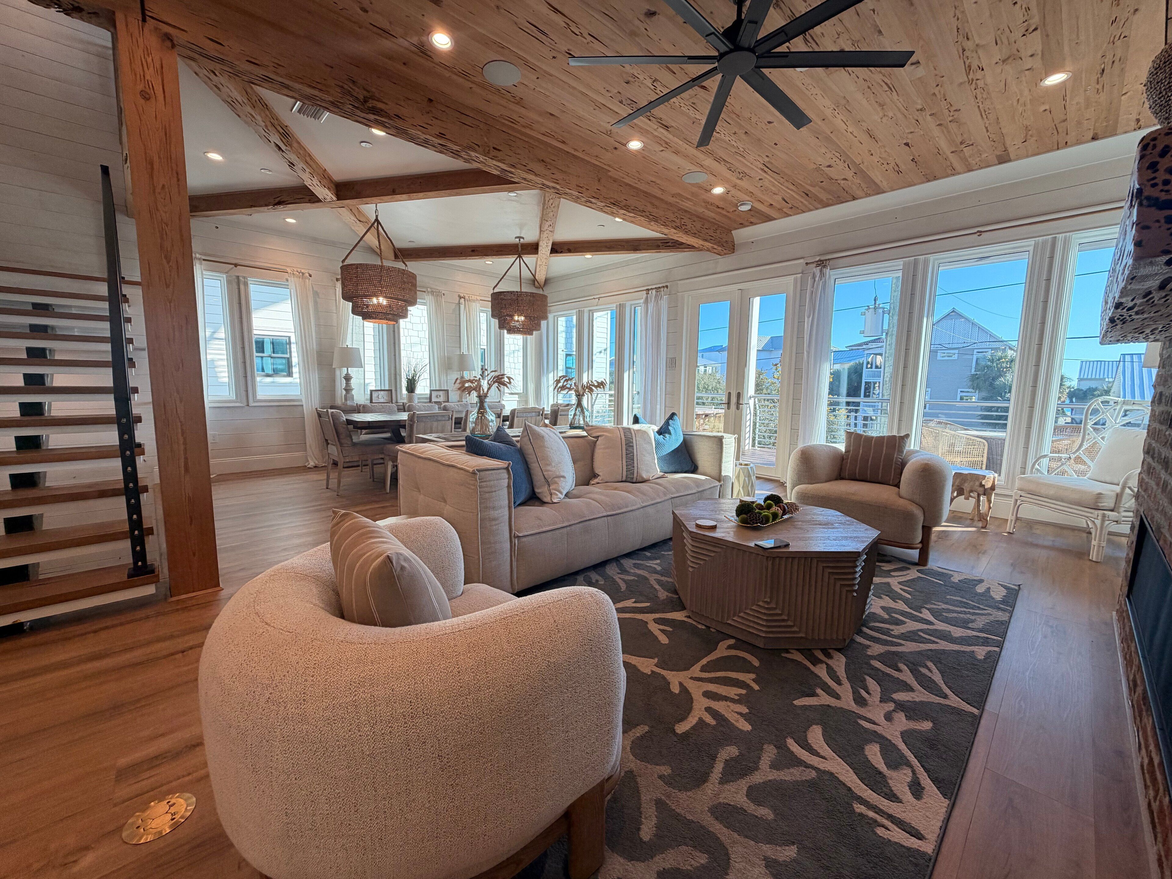 智能電視、壁爐、足球機