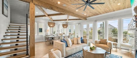 スマートテレビ、暖炉、テーブルサッカー台