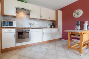 Kühlschrank, Mikrowelle, Ofen, Geschirrspüler