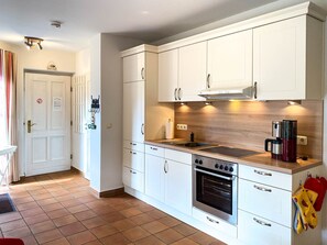 Kühlschrank, Ofen, Geschirrspüler, Wasserkocher mit Kaffee-/Teezubehör