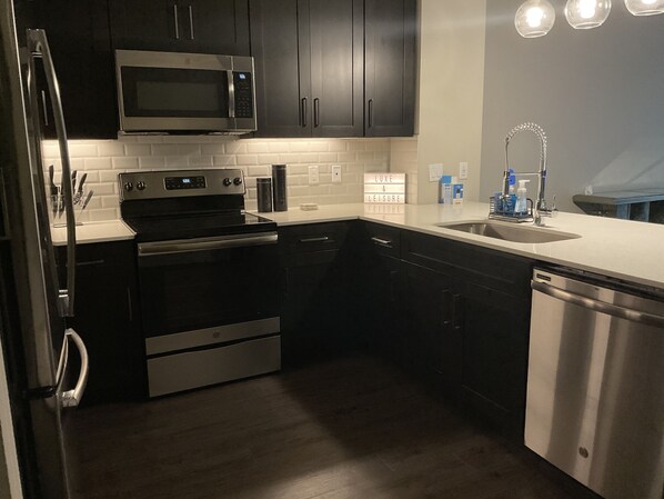 Microondas, lavavajillas, cafetera y tetera y utensilios de cocina 