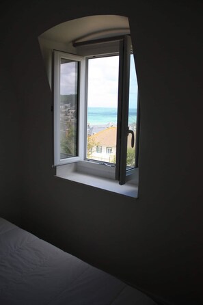 6 chambres, bureau, fer et planche à repasser, lits bébé