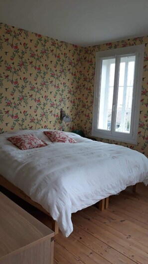 6 bedrooms, desk, iron/ironing board, cribs/infant beds