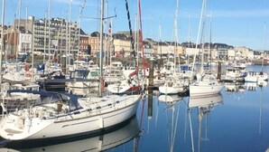 A marina with multiple sailboats docked, surrounded by buildings. - Les Alcyons - Villa Belle Époque sea view, garden & folly, 13 pers. (Fécamp)
