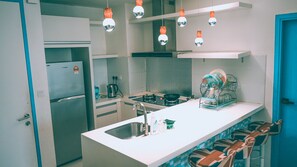 Kühlschrank, Mikrowelle, Ofen, Herdplatte