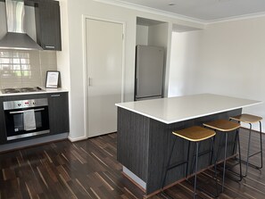 Frigorífico, microondas, horno y placa de cocina