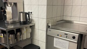 コーヒー / ティーメーカー、冷蔵庫、オーブン、コンロ