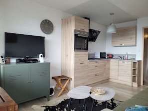 Kylskåp, mikrovågsugn, ugn och diskmaskin