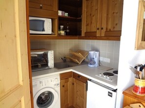 Fridge, microwave, oven, coffee/tea maker