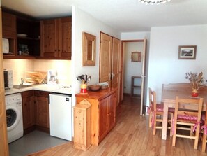 Fridge, microwave, oven, coffee/tea maker