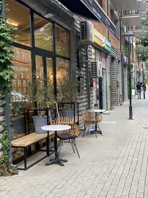 Outdoor dining - One bedroom rental unit in Tbilisi (Tbilisi)