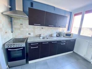 Kjøleskap, mikrobølgeovn, ovn og kokeplater