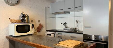 Køleskab, mikrobølgeovn, ovn, kogeplade