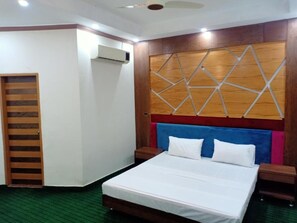 Deluxe Double Room - Sitara Hotel (Lahore)