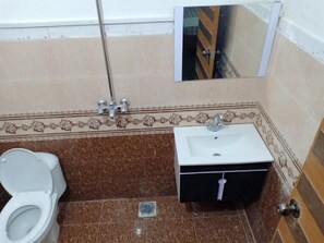Deluxe Triple Room | Bathroom sink
