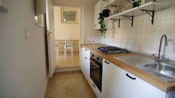 Fridge, oven, stovetop, coffee/tea maker