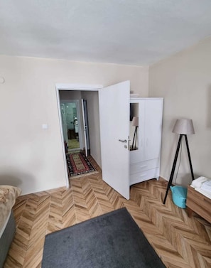 Habitación triple familiar | Minibar, tabla de planchar con plancha, wifi gratis y ropa de cama