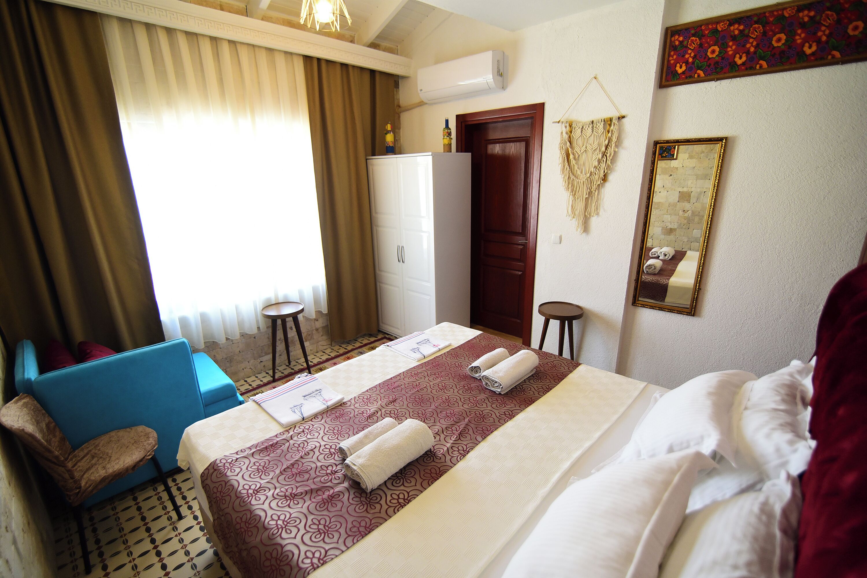 Minibar, iron/ironing board, free WiFi, bed sheets