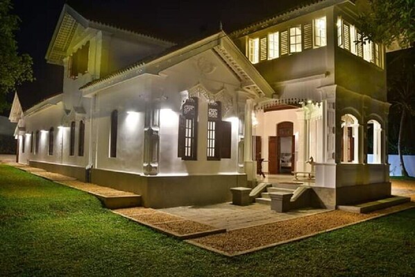 Exterior - My Property is a Colonial stile  Newly renovated Luxury bungalow  (Hikkaduwa)