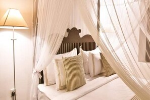 4 bedrooms, iron/ironing board, WiFi, bed sheets - My Property is a Colonial stile  Newly renovated Luxury bungalow  (Hikkaduwa)