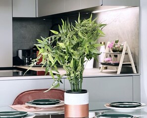 Fridge, microwave, oven, stovetop - Design & Comfort in quiet surroundings (Biot)