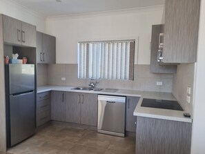 冰箱、微波炉、烤箱、炉灶