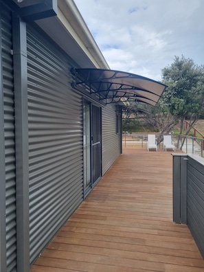 Terrace/patio - Ocean Paradise - 300 metres to beach (Golden Beach)