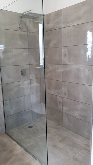 Douche, séchoir à cheveux, savon, shampooing