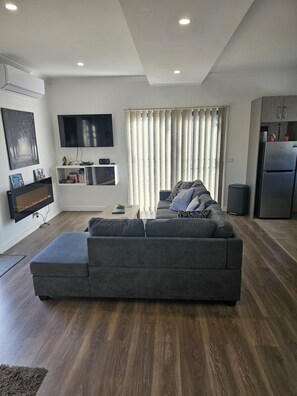 Smart-TV, DVD-Player, Bücher, Stereoanlage