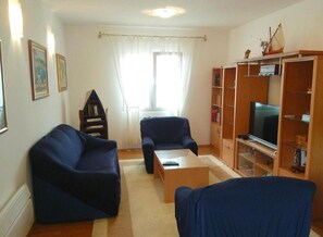 Apartamento | Zona de estar | Televisión de 30 pulgadas con canales por cable