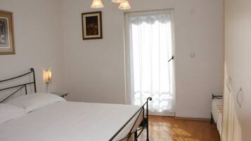 Apartment | 2 bedrooms, iron/ironing board, free WiFi, bed sheets