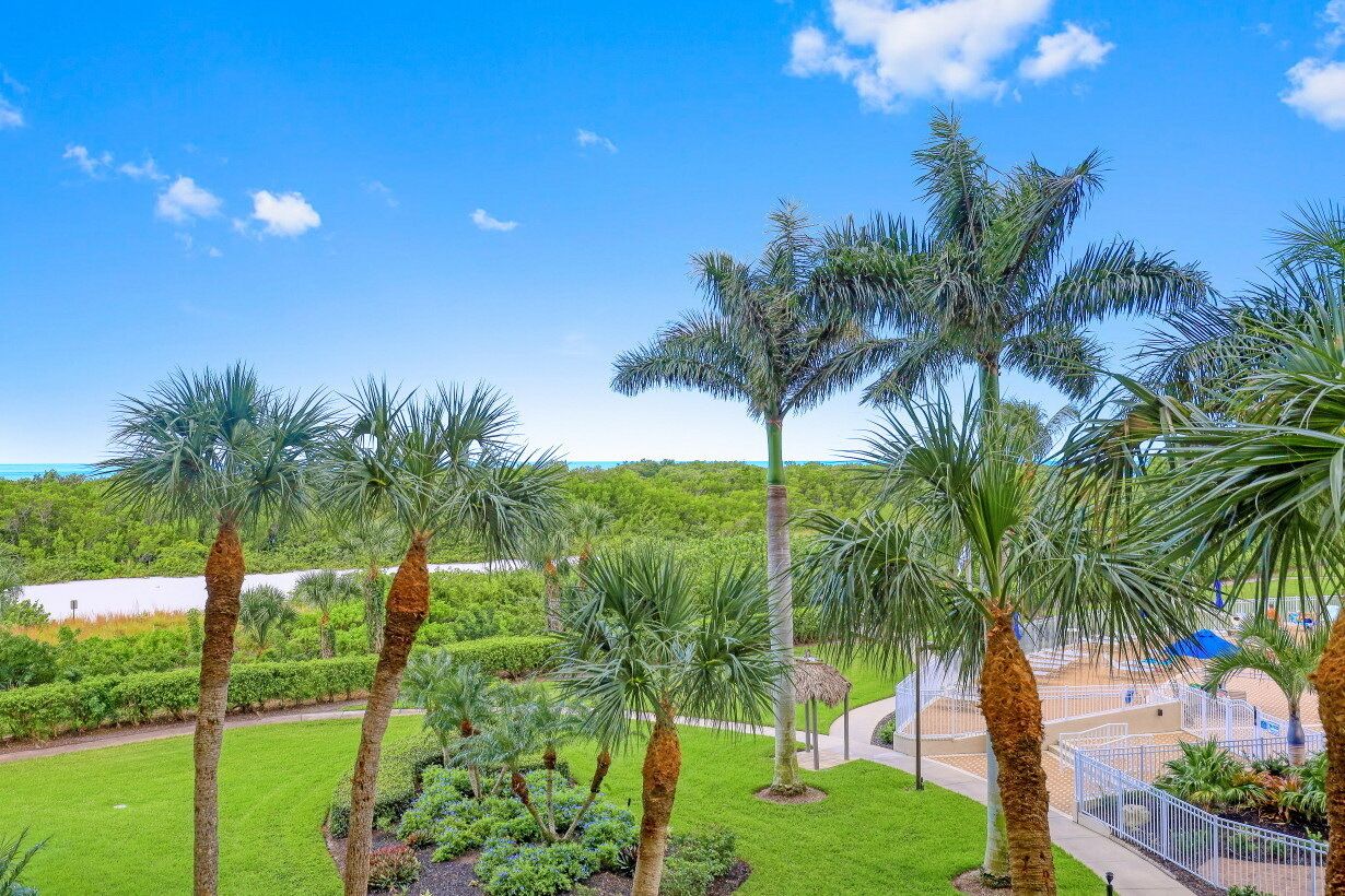 Beachfront condo w/ heated pool, gym & pickleball