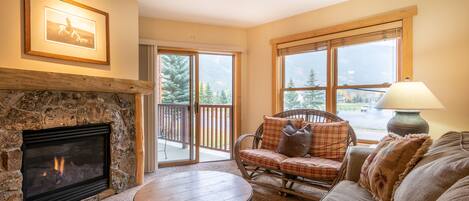 Televisión y chimenea