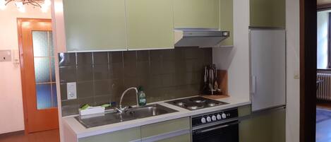 Coffee/tea maker, fridge, oven, stovetop