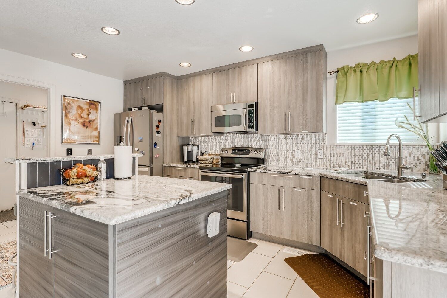 Refrigerador, microondas, horno y parrilla de estufa 