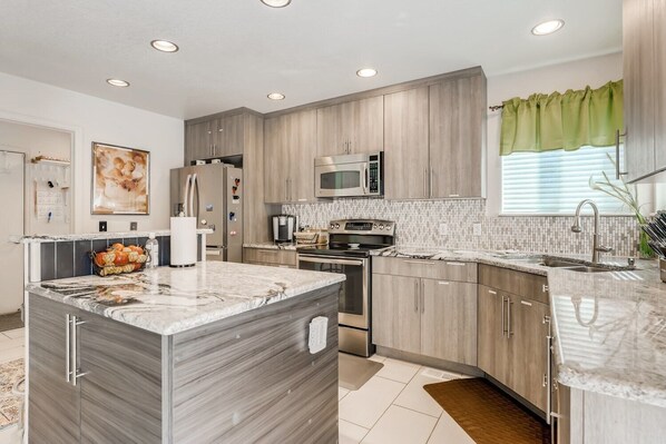 Kühlschrank, Mikrowelle, Ofen, Herdplatte