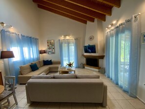 Smart TV, fireplace