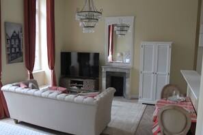 Classic Studio | Living area | Fireplace, printers - Duc de Bretagne Luxury Appart'hôtel (Morlaix)