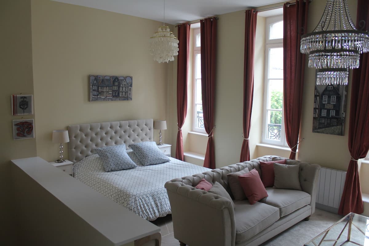 2 habitaciones, espacio para trabajar con laptop y cortinas blackout