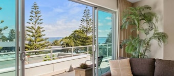 Ocean View Penthouse by Ready Set Stay- Coastal Amazing Views & WIFI