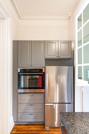 Refrigerador, microondas, horno y parrilla de estufa 