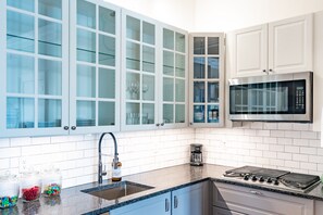 Een koelkast, een microgolfoven, een oven, een kookplaat