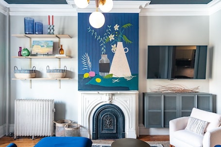 Smart TV. Grant - A Tranquil One Bedroom Steps from River