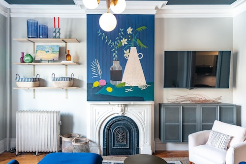 Grant - A Tranquil One Bedroom Steps from River